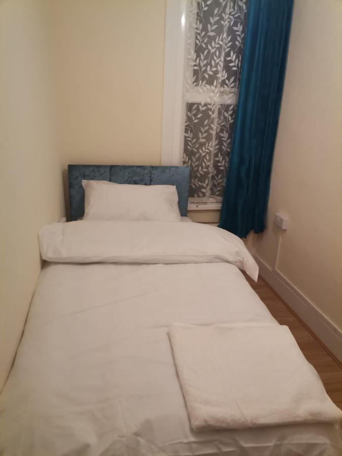 Single Near Seven Kings Train Station Londres